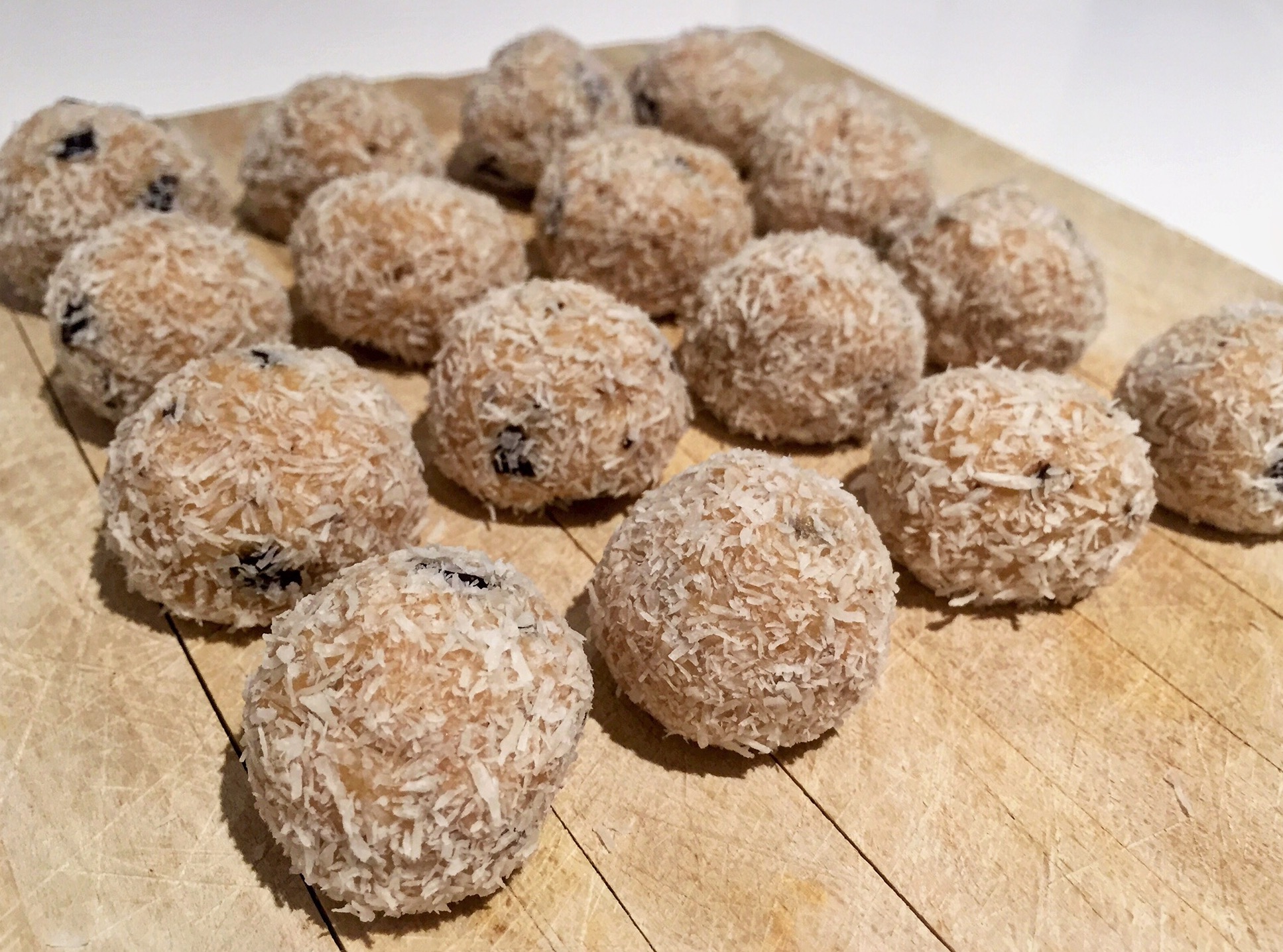 Healthy cookie dough truffles